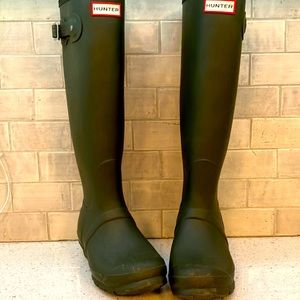 Army green boots from the brand of Hunter